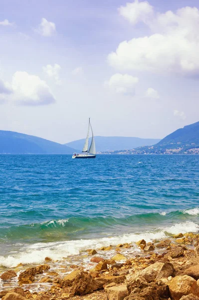 Όμορφο Μεσογειακό Τοπίο Ένα Ιστιοφόρο Λευκό Πανί Στο Νερό Μαυροβούνιο — Φωτογραφία Αρχείου
