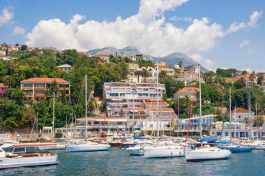 Güneşli bir yaz günü, güzel bir Akdeniz manzarası. Karadağ, Adriyatik Denizi, Kotor Körfezi, Herceg Novi şehri manzaralı