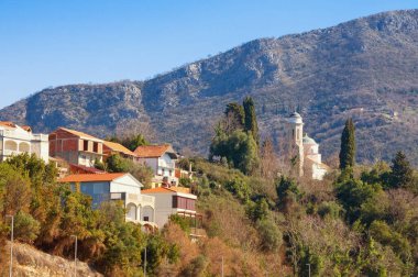 Dağın eteğindeki Akdeniz köyü. Karadağ, Kamenari köyü, Sveta Nedjelja Kilisesi