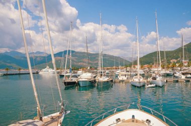 Yat limanı. Güneşli yaz gününde Porto Montenegro marinası manzarası. Karadağ, Adriyatik Denizi, Kotor Körfezi, Tivat kenti