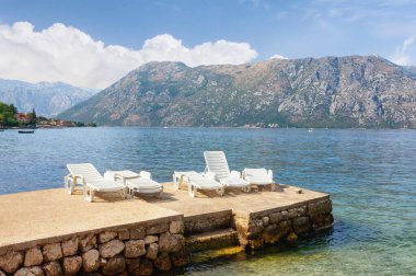 Güzel Akdeniz manzarası. Güneşli bir sonbahar günü. Karadağ, Adriyatik Denizi ve Prcanj kasabası yakınlarındaki Kotor Körfezi manzarası