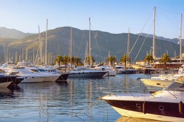 Güneşli bir sonbahar gününde Porto Montenegro yat marinası manzarası. Karadağ, Adriyatik Denizi, Kotor Körfezi, Tivat kenti