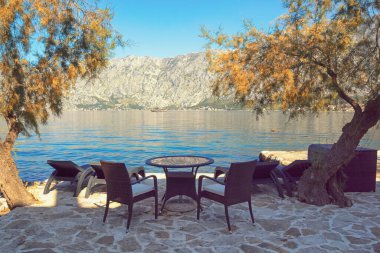 Güzel Akdeniz manzarası. Sonbahar tatili konsepti. Karadağ, Adriyatik Denizi ve Prcanj kasabası yakınlarındaki Kotor Körfezi manzarası