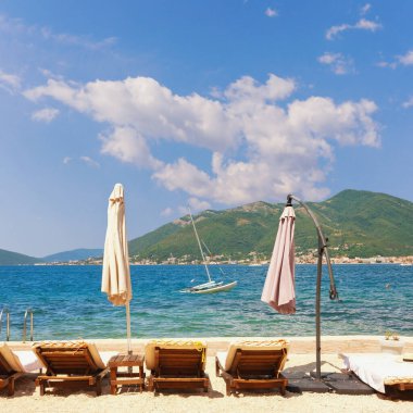 Güzel Akdeniz manzarası. Yaz tatili. Kumsalda güneşli bir gün. Karadağ, Adriyatik Denizi ve Tivat kenti yakınlarındaki Kotor Körfezi manzarası