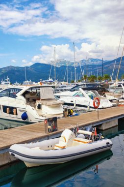 Porto Montenegro yat limanının bulutlu bir sonbahar gününde manzarası. Karadağ, Adriyatik Denizi, Kotor Körfezi, Tivat kenti