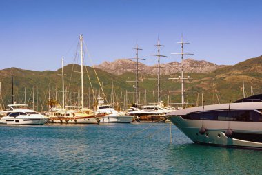 Tivat City, Karadağ. Mayıs 04 2020. Güneşli bir günde Porto Montenegro yat marinası manzarası. Adriyatik Denizi, Kotor Körfezi