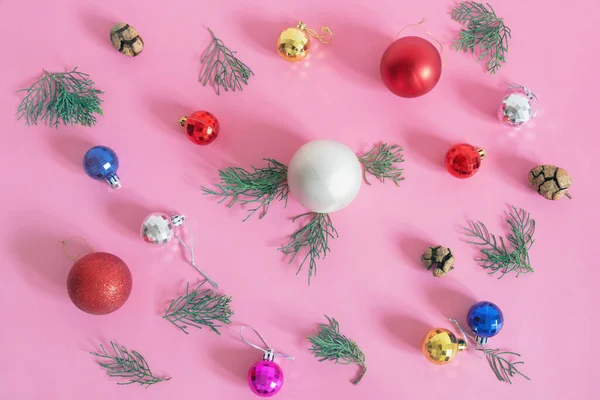 Boules Noël Cônes Brindilles Genièvre Sur Fond Rose Pose Plate — Photo