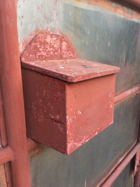 Kırmızı posta kutusu