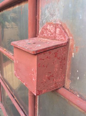 Kırmızı posta kutusu