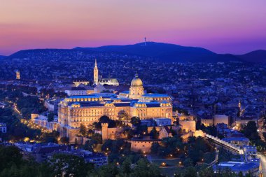 Budapeşte, Macaristan için gün batımında ışıklı Kraliyet Sarayı