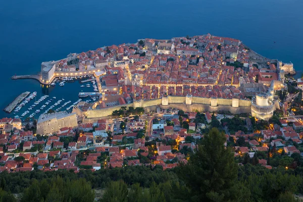 La città vecchia illuminata a Dubrovnik la sera, Croazia — Foto Stock