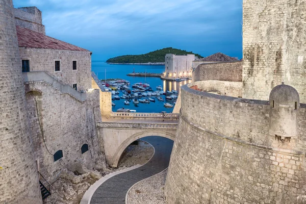 La muralla iluminada en Dubrovnik, Croacia — Foto de Stock