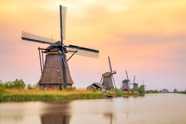 Günbatımında Kinderdijk 'te yel değirmenleri, Hollanda