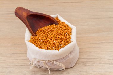 Ahşap arka plan üzerinde kırmızı darı