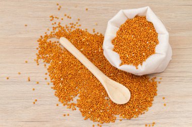 Ahşap arka plan üzerinde kırmızı darı