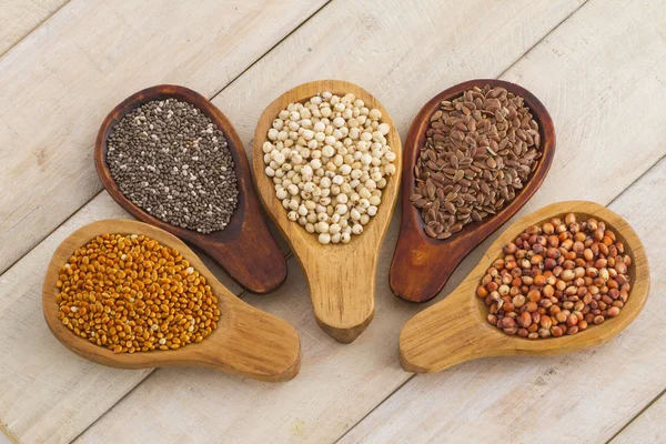 雑穀は、小さな種といくつかの穀物のグループを形成します。 — ストック写真