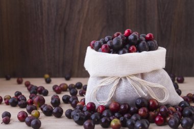 Farklı arka planlar (Vaccinium meridionale üzerinde yabani üzüm meyve)
