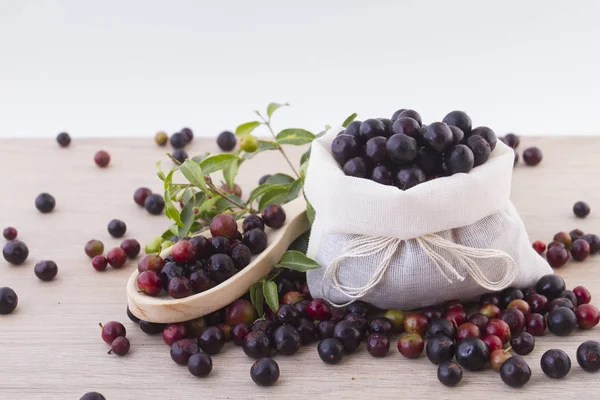 Fruits of wild grapes on different backgrounds (Vaccinium meridionale) — Stock Photo, Image