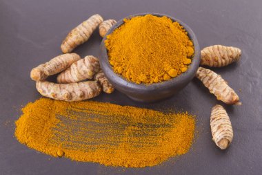 Kökleri ve zerdeçal tozu (Curcuma longa)
