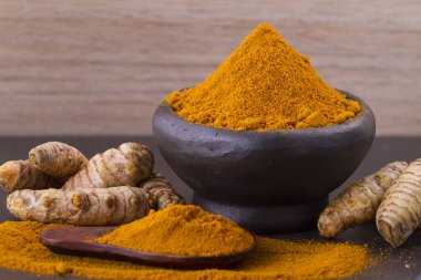 Kökleri ve zerdeçal tozu (Curcuma longa)