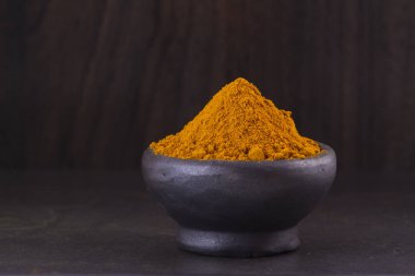 Kökleri ve zerdeçal tozu (Curcuma longa)