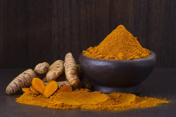 Radici e curcuma in polvere (curcuma longa ) — Foto Stock