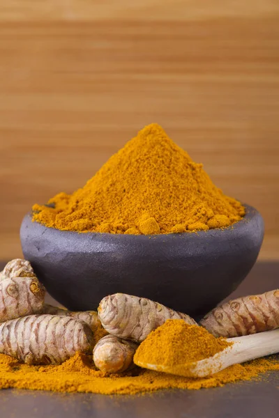 Radici e curcuma in polvere (curcuma longa ) — Foto Stock