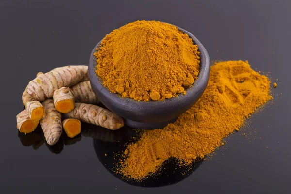 Radici e curcuma in polvere (curcuma longa ) — Foto Stock