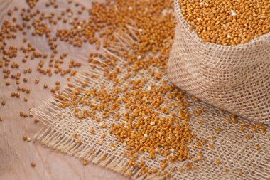 Darı ahşap arka plan üzerinde