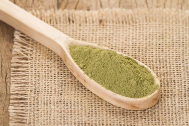 Ahşap arka plan toz ve moringa yapraklarda