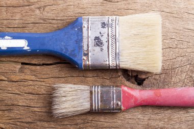 Ahşap arka plan üzerinde eski Boya fırçaları