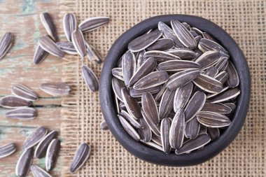 ahşap arka plan ayçiçeği tohumu yığını