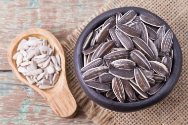 ahşap arka plan ayçiçeği tohumu yığını