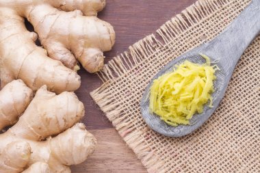 Toz kök ve zencefil ahşap arka plan üzerine rendelenmiş