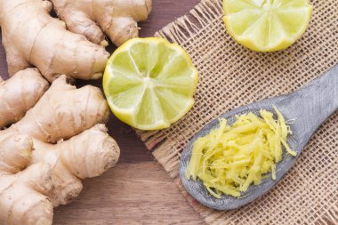 Toz kök ve zencefil ahşap arka plan üzerine rendelenmiş