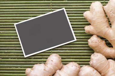 Toz kök ve zencefil ahşap arka plan üzerine rendelenmiş