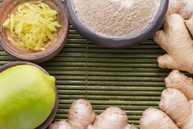 Toz kök ve zencefil ahşap arka plan üzerine rendelenmiş