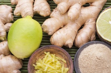 Toz kök ve zencefil ahşap arka plan üzerine rendelenmiş