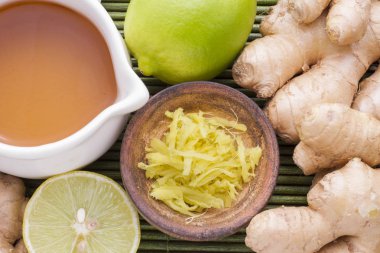 Toz kök ve zencefil ahşap arka plan üzerine rendelenmiş