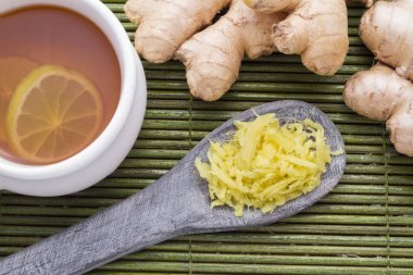 Toz kök ve zencefil ahşap arka plan üzerine rendelenmiş