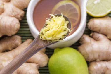 Toz kök ve zencefil ahşap arka plan üzerine rendelenmiş