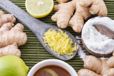 Toz kök ve zencefil ahşap arka plan üzerine rendelenmiş