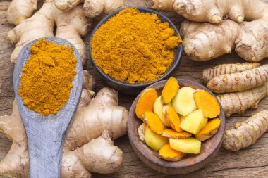 Toz kök ve zencefil ahşap arka plan üzerine rendelenmiş