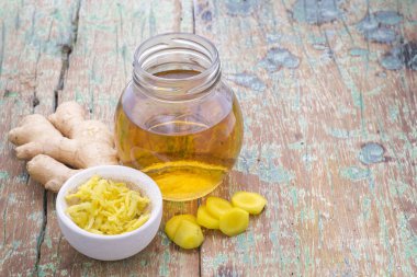 Toz kök ve zencefil ahşap arka plan üzerine rendelenmiş