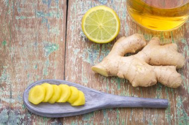 Toz kök ve zencefil ahşap arka plan üzerine rendelenmiş