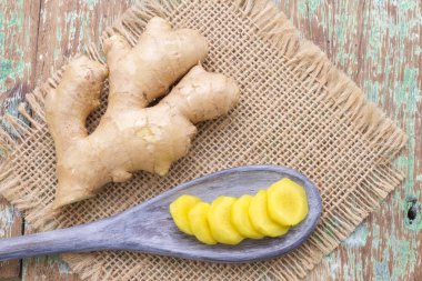 Toz kök ve zencefil ahşap arka plan üzerine rendelenmiş