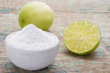 Ahşap arka plan üzerinde limonlu soda pişirme