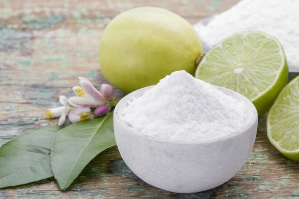 Soda para hornear con limón sobre fondo de madera — Foto de Stock