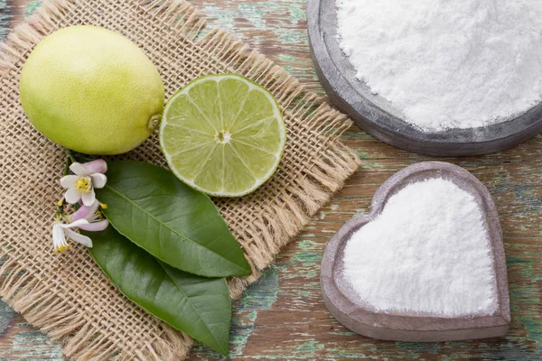 Baking soda dengan lemon pada latar belakang kayu — Stok Foto