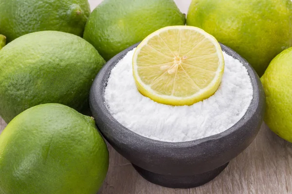 Baking soda dengan lemon pada latar belakang kayu — Stok Foto